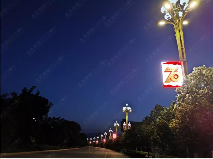 燈桿屏案例實拍圖 蒙自旅游區(qū)路燈配套LED燈桿屏實現(xiàn)數(shù)字升級