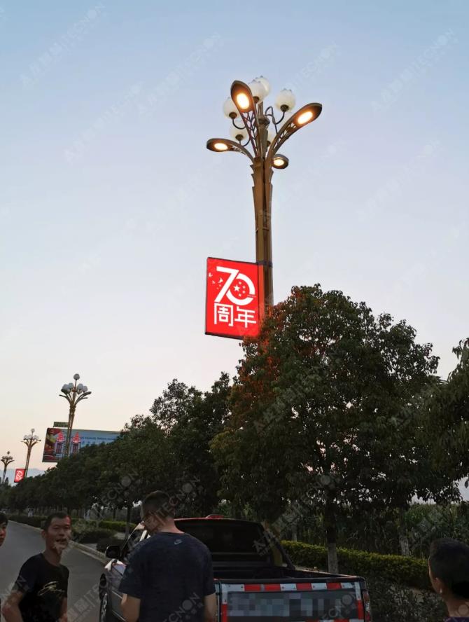 燈桿屏案例實拍圖 智慧燈桿配套LED燈桿屏完善蒙自旅游區(qū)信息鏈