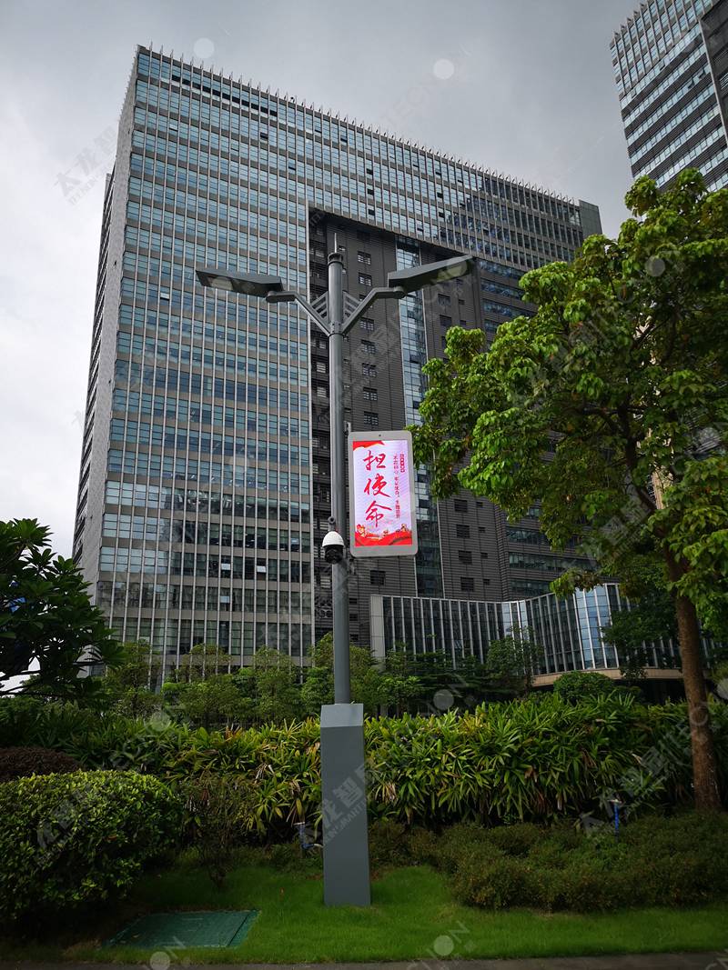 無線電集團燈桿屏案例 無線電集團平云廣場5g智慧燈桿LED燈桿屏1